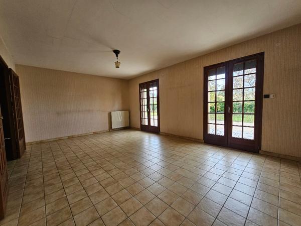 Plain-pied à vendre Roullet Saint Estephe 2 chambres et 1 bureau 90 m2 garage