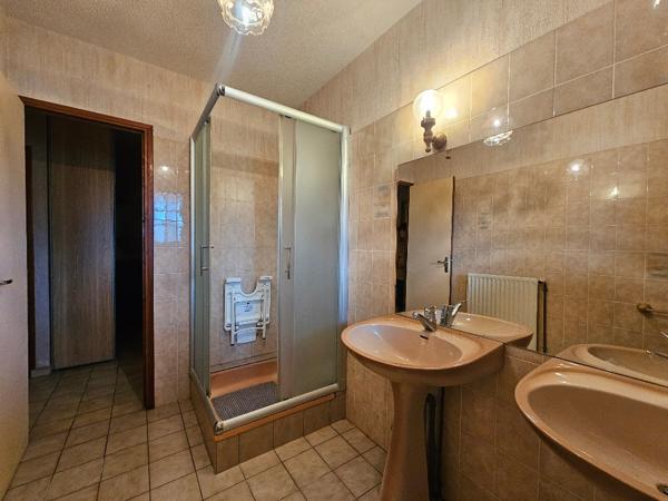 Plain-pied à vendre Roullet Saint Estephe 2 chambres et 1 bureau 90 m2 garage