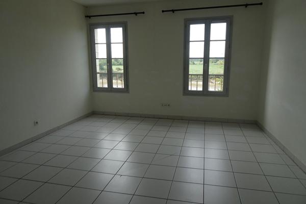 Exclusivité à TONNAY-CHARENTE Centre- Appart 2ème étage- 3 ch -Terrasse