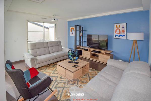 VAUX/MER - VILLA CONTEMPORAINE, CUBIQUE ET CITADINE AVEC PISCINE