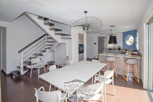 VAUX/MER - VILLA CONTEMPORAINE, CUBIQUE ET CITADINE AVEC PISCINE