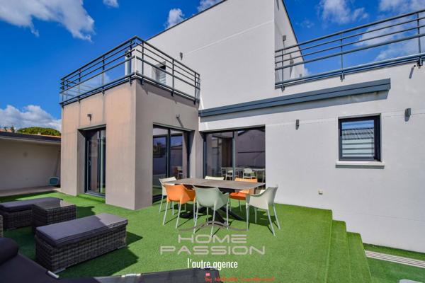 VAUX/MER - VILLA CONTEMPORAINE, CUBIQUE ET CITADINE AVEC PISCINE