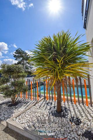 VAUX/MER - VILLA CONTEMPORAINE, CUBIQUE ET CITADINE AVEC PISCINE