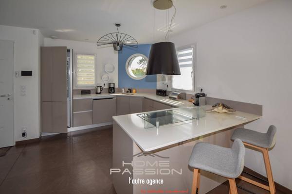 VAUX/MER - VILLA CONTEMPORAINE, CUBIQUE ET CITADINE AVEC PISCINE