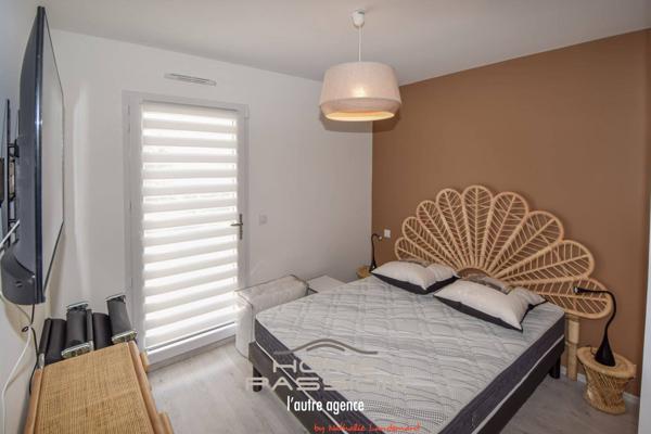 VAUX/MER - VILLA CONTEMPORAINE, CUBIQUE ET CITADINE AVEC PISCINE