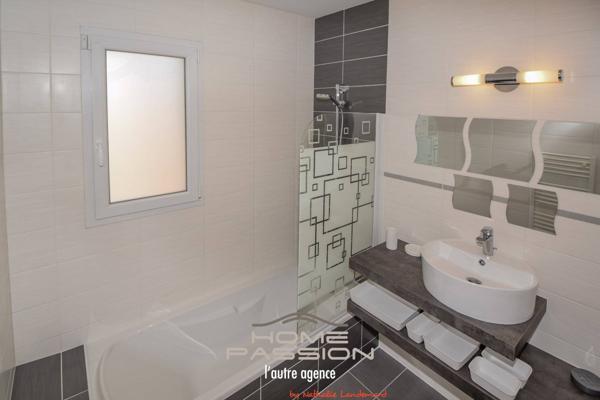 VAUX/MER - VILLA CONTEMPORAINE, CUBIQUE ET CITADINE AVEC PISCINE