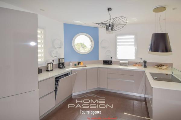 VAUX/MER - VILLA CONTEMPORAINE, CUBIQUE ET CITADINE AVEC PISCINE