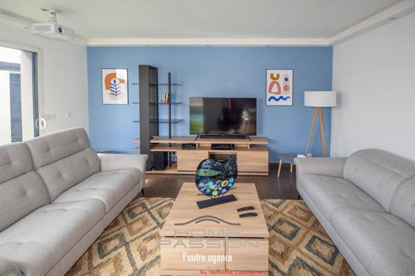 VAUX/MER - VILLA CONTEMPORAINE, CUBIQUE ET CITADINE AVEC PISCINE