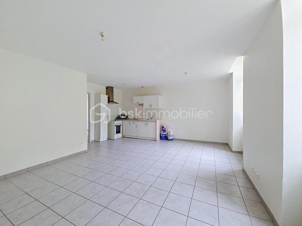 Appartement T2 avec cour privative et jardinet

Situé au rez-de-chaussée d'une petite copropriété à taille humaine, découvrez ce charmant appartement T2 offrant un cadre de vie agréable et fonctionnel.

Il se compose d'une belle pièce de vie lumineuse avec cuisine ouverte sur le salon-séjour, d'une chambre ainsi que d'une salle d'eau avec WC. Vous profiterez également d'une cour privative et d'un petit jardinet, idéals pour vos moments de détente en extérieur.

Les atouts :
• Rez-de-chaussée
• Cour privative
• Petit jardinet
• Petite copropriété

Idéal pour un premier achat, un pied-à-terre ou un investissement locatif.

À visiter sans tarder !