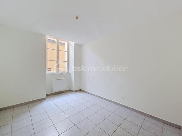Appartement T2 avec cour privative et jardinet

Situé au rez-de-chaussée d'une petite copropriété à taille humaine, découvrez ce charmant appartement T2 offrant un cadre de vie agréable et fonctionnel.

Il se compose d'une belle pièce de vie lumineuse avec cuisine ouverte sur le salon-séjour, d'une chambre ainsi que d'une salle d'eau avec WC. Vous profiterez également d'une cour privative et d'un petit jardinet, idéals pour vos moments de détente en extérieur.

Les atouts :
• Rez-de-chaussée
• Cour privative
• Petit jardinet
• Petite copropriété

Idéal pour un premier achat, un pied-à-terre ou un investissement locatif.

À visiter sans tarder !