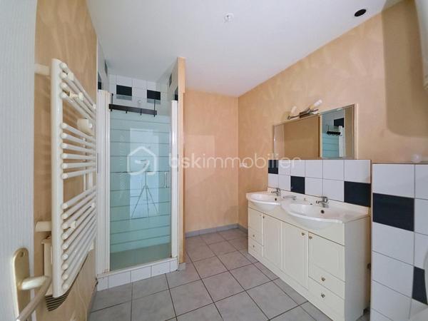 Appartement T2 avec cour privative et jardinet

Situé au rez-de-chaussée d'une petite copropriété à taille humaine, découvrez ce charmant appartement T2 offrant un cadre de vie agréable et fonctionnel.

Il se compose d'une belle pièce de vie lumineuse avec cuisine ouverte sur le salon-séjour, d'une chambre ainsi que d'une salle d'eau avec WC. Vous profiterez également d'une cour privative et d'un petit jardinet, idéals pour vos moments de détente en extérieur.

Les atouts :
• Rez-de-chaussée
• Cour privative
• Petit jardinet
• Petite copropriété

Idéal pour un premier achat, un pied-à-terre ou un investissement locatif.

À visiter sans tarder !