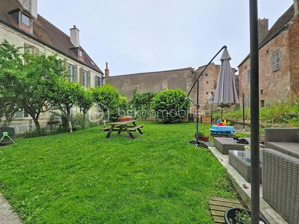 Appartement T2 avec cour privative et jardinet

Situé au rez-de-chaussée d'une petite copropriété à taille humaine, découvrez ce charmant appartement T2 offrant un cadre de vie agréable et fonctionnel.

Il se compose d'une belle pièce de vie lumineuse avec cuisine ouverte sur le salon-séjour, d'une chambre ainsi que d'une salle d'eau avec WC. Vous profiterez également d'une cour privative et d'un petit jardinet, idéals pour vos moments de détente en extérieur.

Les atouts :
• Rez-de-chaussée
• Cour privative
• Petit jardinet
• Petite copropriété

Idéal pour un premier achat, un pied-à-terre ou un investissement locatif.

À visiter sans tarder !