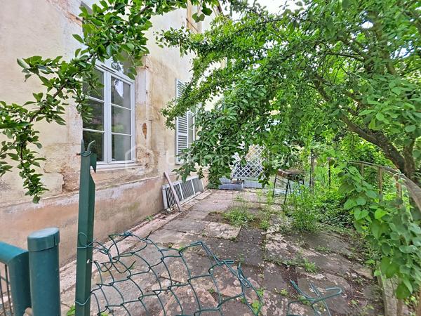 Appartement T2 avec cour privative et jardinet

Situé au rez-de-chaussée d'une petite copropriété à taille humaine, découvrez ce charmant appartement T2 offrant un cadre de vie agréable et fonctionnel.

Il se compose d'une belle pièce de vie lumineuse avec cuisine ouverte sur le salon-séjour, d'une chambre ainsi que d'une salle d'eau avec WC. Vous profiterez également d'une cour privative et d'un petit jardinet, idéals pour vos moments de détente en extérieur.

Les atouts :
• Rez-de-chaussée
• Cour privative
• Petit jardinet
• Petite copropriété

Idéal pour un premier achat, un pied-à-terre ou un investissement locatif.

À visiter sans tarder !