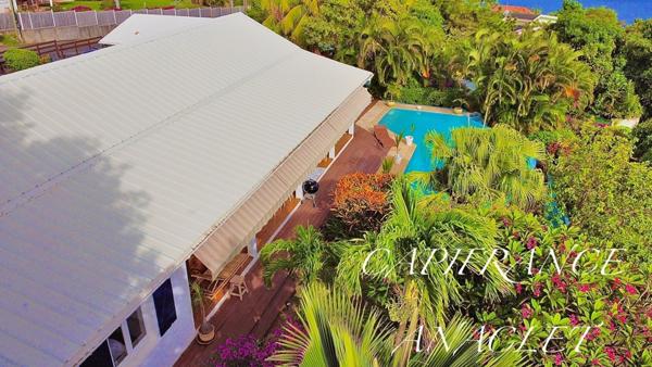 ❤️COUP DE CŒUR❤️ À vendre – Villa contemporaine avec piscine à débordement, vue mer et dépendance locative 97222 CASE-PILOTE