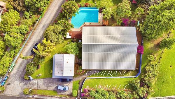 ❤️COUP DE CŒUR❤️ À vendre – Villa contemporaine avec piscine à débordement, vue mer et dépendance locative 97222 CASE-PILOTE