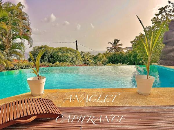 ❤️COUP DE CŒUR❤️ À vendre – Villa contemporaine avec piscine à débordement, vue mer et dépendance locative 97222 CASE-PILOTE