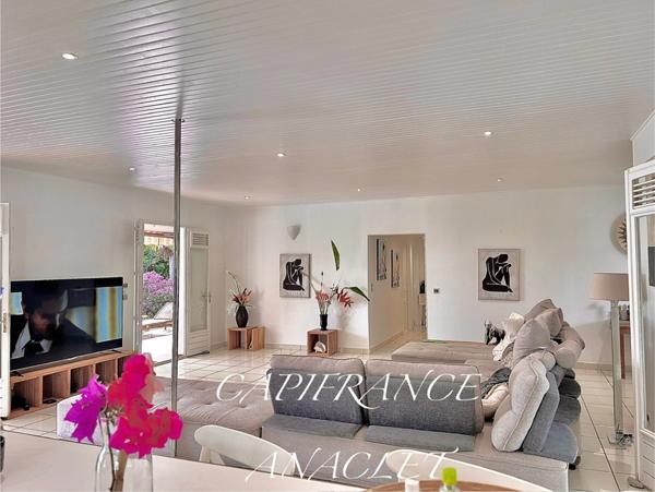 ❤️COUP DE CŒUR❤️ À vendre – Villa contemporaine avec piscine à débordement, vue mer et dépendance locative 97222 CASE-PILOTE