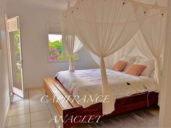 ❤️COUP DE CŒUR❤️ À vendre – Villa contemporaine avec piscine à débordement, vue mer et dépendance locative 97222 CASE-PILOTE