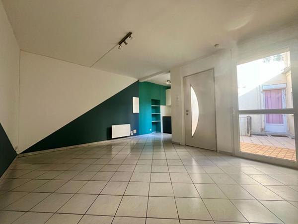 DIJON, Proche hyper-centre T2 en RDC de 33 m² avec Cour