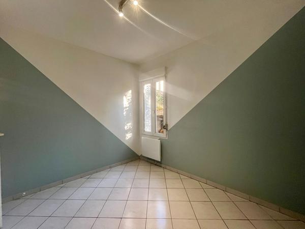 DIJON, Proche hyper-centre T2 en RDC de 33 m² avec Cour