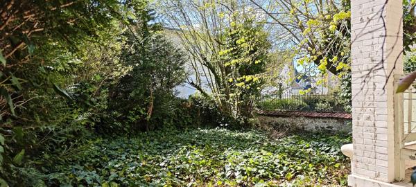 Lumineuse meulière familiale dans un secteur préservé de Fontainebleau 530 800 €