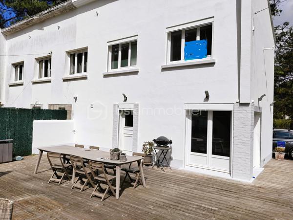 Charmante maison mitoyenne 1 côté, refaite a neuf, 2 niveaux plus une dépendance avec jardin. Possibilité 2e chambre.
Si vous êtes a la recherche d'un pied a terre paisible TOUQUET vous y êtes.
RDC cuisine ouverte, 1er étage 1 chambre avec salle d'eau.
Jardin avec terrasse bien exposée.
Abri de jardin.
Assez de place pour garer plusieurs voitures.