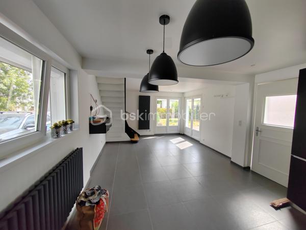 Charmante maison mitoyenne 1 côté, refaite a neuf, 2 niveaux plus une dépendance avec jardin. Possibilité 2e chambre.
Si vous êtes a la recherche d'un pied a terre paisible TOUQUET vous y êtes.
RDC cuisine ouverte, 1er étage 1 chambre avec salle d'eau.
Jardin avec terrasse bien exposée.
Abri de jardin.
Assez de place pour garer plusieurs voitures.