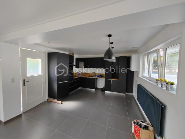 Charmante maison mitoyenne 1 côté, refaite a neuf, 2 niveaux plus une dépendance avec jardin. Possibilité 2e chambre.
Si vous êtes a la recherche d'un pied a terre paisible TOUQUET vous y êtes.
RDC cuisine ouverte, 1er étage 1 chambre avec salle d'eau.
Jardin avec terrasse bien exposée.
Abri de jardin.
Assez de place pour garer plusieurs voitures.