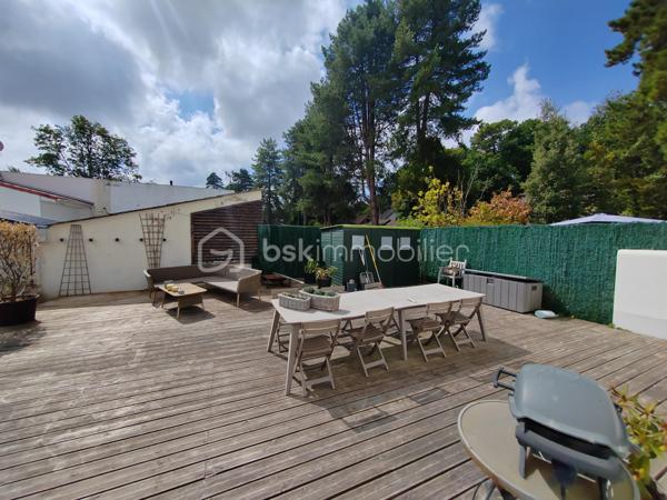 Charmante maison mitoyenne 1 côté, refaite a neuf, 2 niveaux plus une dépendance avec jardin. Possibilité 2e chambre.
Si vous êtes a la recherche d'un pied a terre paisible TOUQUET vous y êtes.
RDC cuisine ouverte, 1er étage 1 chambre avec salle d'eau.
Jardin avec terrasse bien exposée.
Abri de jardin.
Assez de place pour garer plusieurs voitures.