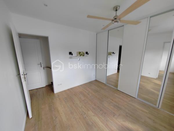 Charmante maison mitoyenne 1 côté, refaite a neuf, 2 niveaux plus une dépendance avec jardin. Possibilité 2e chambre.
Si vous êtes a la recherche d'un pied a terre paisible TOUQUET vous y êtes.
RDC cuisine ouverte, 1er étage 1 chambre avec salle d'eau.
Jardin avec terrasse bien exposée.
Abri de jardin.
Assez de place pour garer plusieurs voitures.
