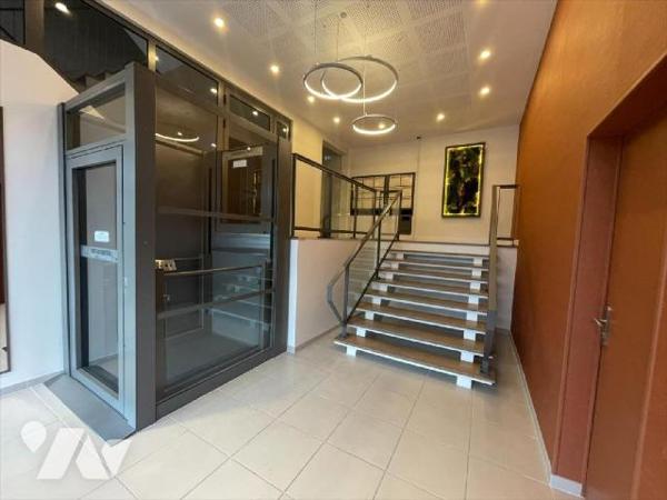 L'office notarial DES NOTAIRES A MES COTES vous propose à la vente un appartement en plein coeu...