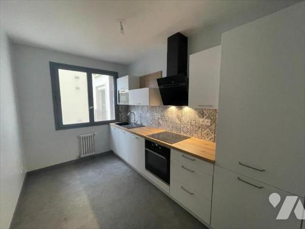 L'office notarial DES NOTAIRES A MES COTES vous propose à la vente un appartement en plein coeu...