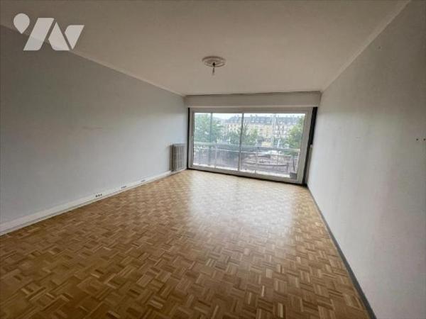 L'office notarial DES NOTAIRES A MES COTES vous propose à la vente un appartement en plein coeu...
