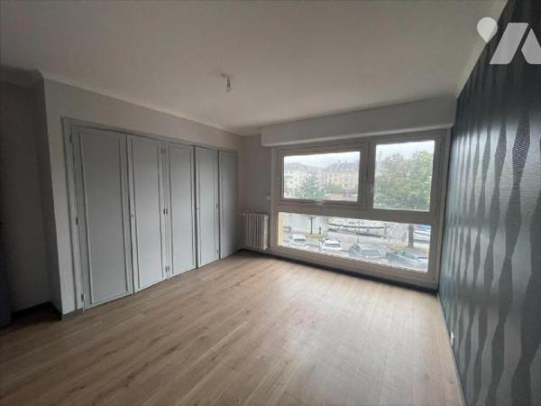 L'office notarial DES NOTAIRES A MES COTES vous propose à la vente un appartement en plein coeu...
