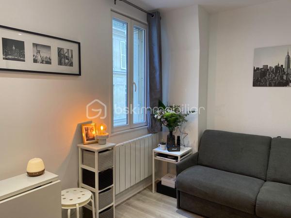 Au cœur du recherché quartier Saint-Augustin, studio meublé de 16 m² entièrement rénové, situé au 4ème et dernier étage (sans ascenseur) d'un bel immeuble haussmannien du boulevard Malesherbes. Donnant sur une cour intérieure paisible, il offre un environnement très calme et lumineux en plein Paris.
Emplacement privilégié

Métro Saint-Augustin à 6 min à pied, Gare Saint-Lazare à 9 min
À proximité immédiate des Galeries Lafayette et du Printemps
Accès rapide aux lignes 9, 12, 13, 14, Transilien et RER E

Rénovation complète (2018), mobilier et électroménager récents (2017)
Isolation renforcée : double vitrage neuf + isolation plafond
Immeuble sécurisé

Cuisine équipée, plan de travail granit (induction, hotte, micro-ondes, réfrigérateur)
Lave-linge intégré
Salle d'eau avec WC
Canapé-lit haut de gamme Maison de la Literie (140 x 200) avec matelas confortable
Grand placard penderie, télévision Sony, fibre disponible

Chauffage et eau chaude individuels électriques
DPE : Classe E mais depuis le diagnostic, l'isolation du plafond a été refaite donc une mise à jour sera effectuée. 

Studio libre de locataire ( départ en septembre 2026) , précédemment loué 950 € charges comprises, offrant un excellent rendement dans l'un des secteurs les plus recherchés de Paris.
Idéal pour un pied-à-terre parisien ou un investissement patrimonial

Contactez-moi
Dispo 7/7