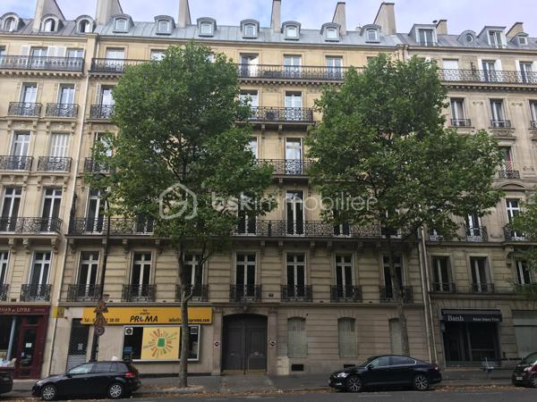 Au cœur du recherché quartier Saint-Augustin, studio meublé de 16 m² entièrement rénové, situé au 4ème et dernier étage (sans ascenseur) d'un bel immeuble haussmannien du boulevard Malesherbes. Donnant sur une cour intérieure paisible, il offre un environnement très calme et lumineux en plein Paris.
Emplacement privilégié

Métro Saint-Augustin à 6 min à pied, Gare Saint-Lazare à 9 min
À proximité immédiate des Galeries Lafayette et du Printemps
Accès rapide aux lignes 9, 12, 13, 14, Transilien et RER E

Rénovation complète (2018), mobilier et électroménager récents (2017)
Isolation renforcée : double vitrage neuf + isolation plafond
Immeuble sécurisé

Cuisine équipée, plan de travail granit (induction, hotte, micro-ondes, réfrigérateur)
Lave-linge intégré
Salle d'eau avec WC
Canapé-lit haut de gamme Maison de la Literie (140 x 200) avec matelas confortable
Grand placard penderie, télévision Sony, fibre disponible

Chauffage et eau chaude individuels électriques
DPE : Classe E mais depuis le diagnostic, l'isolation du plafond a été refaite donc une mise à jour sera effectuée. 

Studio libre de locataire ( départ en septembre 2026) , précédemment loué 950 € charges comprises, offrant un excellent rendement dans l'un des secteurs les plus recherchés de Paris.
Idéal pour un pied-à-terre parisien ou un investissement patrimonial

Contactez-moi
Dispo 7/7