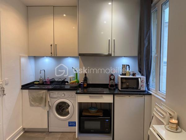 Au cœur du recherché quartier Saint-Augustin, studio meublé de 16 m² entièrement rénové, situé au 4ème et dernier étage (sans ascenseur) d'un bel immeuble haussmannien du boulevard Malesherbes. Donnant sur une cour intérieure paisible, il offre un environnement très calme et lumineux en plein Paris.
Emplacement privilégié

Métro Saint-Augustin à 6 min à pied, Gare Saint-Lazare à 9 min
À proximité immédiate des Galeries Lafayette et du Printemps
Accès rapide aux lignes 9, 12, 13, 14, Transilien et RER E

Rénovation complète (2018), mobilier et électroménager récents (2017)
Isolation renforcée : double vitrage neuf + isolation plafond
Immeuble sécurisé

Cuisine équipée, plan de travail granit (induction, hotte, micro-ondes, réfrigérateur)
Lave-linge intégré
Salle d'eau avec WC
Canapé-lit haut de gamme Maison de la Literie (140 x 200) avec matelas confortable
Grand placard penderie, télévision Sony, fibre disponible

Chauffage et eau chaude individuels électriques
DPE : Classe E mais depuis le diagnostic, l'isolation du plafond a été refaite donc une mise à jour sera effectuée. 

Studio libre de locataire ( départ en septembre 2026) , précédemment loué 950 € charges comprises, offrant un excellent rendement dans l'un des secteurs les plus recherchés de Paris.
Idéal pour un pied-à-terre parisien ou un investissement patrimonial

Contactez-moi
Dispo 7/7