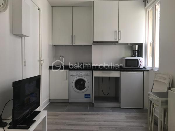 Au cœur du recherché quartier Saint-Augustin, studio meublé de 16 m² entièrement rénové, situé au 4ème et dernier étage (sans ascenseur) d'un bel immeuble haussmannien du boulevard Malesherbes. Donnant sur une cour intérieure paisible, il offre un environnement très calme et lumineux en plein Paris.
Emplacement privilégié

Métro Saint-Augustin à 6 min à pied, Gare Saint-Lazare à 9 min
À proximité immédiate des Galeries Lafayette et du Printemps
Accès rapide aux lignes 9, 12, 13, 14, Transilien et RER E

Rénovation complète (2018), mobilier et électroménager récents (2017)
Isolation renforcée : double vitrage neuf + isolation plafond
Immeuble sécurisé

Cuisine équipée, plan de travail granit (induction, hotte, micro-ondes, réfrigérateur)
Lave-linge intégré
Salle d'eau avec WC
Canapé-lit haut de gamme Maison de la Literie (140 x 200) avec matelas confortable
Grand placard penderie, télévision Sony, fibre disponible

Chauffage et eau chaude individuels électriques
DPE : Classe E mais depuis le diagnostic, l'isolation du plafond a été refaite donc une mise à jour sera effectuée. 

Studio libre de locataire ( départ en septembre 2026) , précédemment loué 950 € charges comprises, offrant un excellent rendement dans l'un des secteurs les plus recherchés de Paris.
Idéal pour un pied-à-terre parisien ou un investissement patrimonial

Contactez-moi
Dispo 7/7
