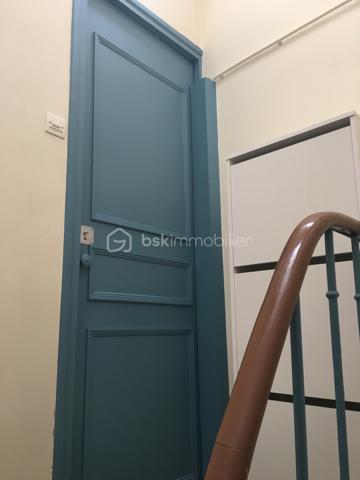 Au cœur du recherché quartier Saint-Augustin, studio meublé de 16 m² entièrement rénové, situé au 4ème et dernier étage (sans ascenseur) d'un bel immeuble haussmannien du boulevard Malesherbes. Donnant sur une cour intérieure paisible, il offre un environnement très calme et lumineux en plein Paris.
Emplacement privilégié

Métro Saint-Augustin à 6 min à pied, Gare Saint-Lazare à 9 min
À proximité immédiate des Galeries Lafayette et du Printemps
Accès rapide aux lignes 9, 12, 13, 14, Transilien et RER E

Rénovation complète (2018), mobilier et électroménager récents (2017)
Isolation renforcée : double vitrage neuf + isolation plafond
Immeuble sécurisé

Cuisine équipée, plan de travail granit (induction, hotte, micro-ondes, réfrigérateur)
Lave-linge intégré
Salle d'eau avec WC
Canapé-lit haut de gamme Maison de la Literie (140 x 200) avec matelas confortable
Grand placard penderie, télévision Sony, fibre disponible

Chauffage et eau chaude individuels électriques
DPE : Classe E mais depuis le diagnostic, l'isolation du plafond a été refaite donc une mise à jour sera effectuée. 

Studio libre de locataire ( départ en septembre 2026) , précédemment loué 950 € charges comprises, offrant un excellent rendement dans l'un des secteurs les plus recherchés de Paris.
Idéal pour un pied-à-terre parisien ou un investissement patrimonial

Contactez-moi
Dispo 7/7