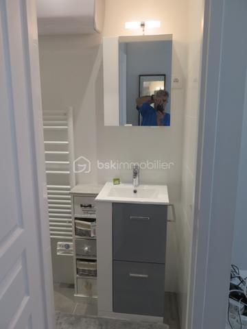 Au cœur du recherché quartier Saint-Augustin, studio meublé de 16 m² entièrement rénové, situé au 4ème et dernier étage (sans ascenseur) d'un bel immeuble haussmannien du boulevard Malesherbes. Donnant sur une cour intérieure paisible, il offre un environnement très calme et lumineux en plein Paris.
Emplacement privilégié

Métro Saint-Augustin à 6 min à pied, Gare Saint-Lazare à 9 min
À proximité immédiate des Galeries Lafayette et du Printemps
Accès rapide aux lignes 9, 12, 13, 14, Transilien et RER E

Rénovation complète (2018), mobilier et électroménager récents (2017)
Isolation renforcée : double vitrage neuf + isolation plafond
Immeuble sécurisé

Cuisine équipée, plan de travail granit (induction, hotte, micro-ondes, réfrigérateur)
Lave-linge intégré
Salle d'eau avec WC
Canapé-lit haut de gamme Maison de la Literie (140 x 200) avec matelas confortable
Grand placard penderie, télévision Sony, fibre disponible

Chauffage et eau chaude individuels électriques
DPE : Classe E mais depuis le diagnostic, l'isolation du plafond a été refaite donc une mise à jour sera effectuée. 

Studio libre de locataire ( départ en septembre 2026) , précédemment loué 950 € charges comprises, offrant un excellent rendement dans l'un des secteurs les plus recherchés de Paris.
Idéal pour un pied-à-terre parisien ou un investissement patrimonial

Contactez-moi
Dispo 7/7