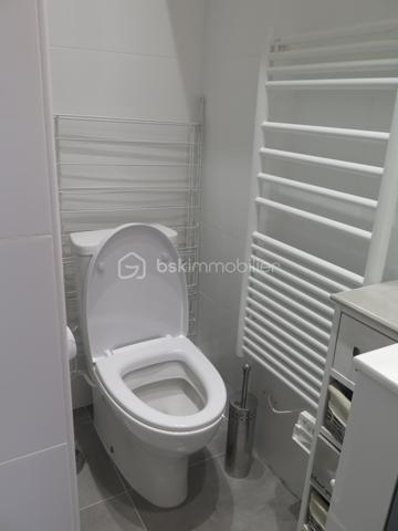 Au cœur du recherché quartier Saint-Augustin, studio meublé de 16 m² entièrement rénové, situé au 4ème et dernier étage (sans ascenseur) d'un bel immeuble haussmannien du boulevard Malesherbes. Donnant sur une cour intérieure paisible, il offre un environnement très calme et lumineux en plein Paris.
Emplacement privilégié

Métro Saint-Augustin à 6 min à pied, Gare Saint-Lazare à 9 min
À proximité immédiate des Galeries Lafayette et du Printemps
Accès rapide aux lignes 9, 12, 13, 14, Transilien et RER E

Rénovation complète (2018), mobilier et électroménager récents (2017)
Isolation renforcée : double vitrage neuf + isolation plafond
Immeuble sécurisé

Cuisine équipée, plan de travail granit (induction, hotte, micro-ondes, réfrigérateur)
Lave-linge intégré
Salle d'eau avec WC
Canapé-lit haut de gamme Maison de la Literie (140 x 200) avec matelas confortable
Grand placard penderie, télévision Sony, fibre disponible

Chauffage et eau chaude individuels électriques
DPE : Classe E mais depuis le diagnostic, l'isolation du plafond a été refaite donc une mise à jour sera effectuée. 

Studio libre de locataire ( départ en septembre 2026) , précédemment loué 950 € charges comprises, offrant un excellent rendement dans l'un des secteurs les plus recherchés de Paris.
Idéal pour un pied-à-terre parisien ou un investissement patrimonial

Contactez-moi
Dispo 7/7