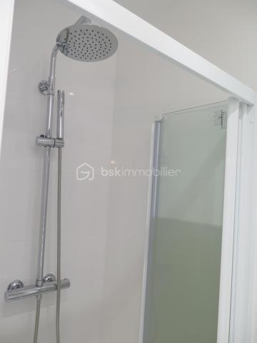 Au cœur du recherché quartier Saint-Augustin, studio meublé de 16 m² entièrement rénové, situé au 4ème et dernier étage (sans ascenseur) d'un bel immeuble haussmannien du boulevard Malesherbes. Donnant sur une cour intérieure paisible, il offre un environnement très calme et lumineux en plein Paris.
Emplacement privilégié

Métro Saint-Augustin à 6 min à pied, Gare Saint-Lazare à 9 min
À proximité immédiate des Galeries Lafayette et du Printemps
Accès rapide aux lignes 9, 12, 13, 14, Transilien et RER E

Rénovation complète (2018), mobilier et électroménager récents (2017)
Isolation renforcée : double vitrage neuf + isolation plafond
Immeuble sécurisé

Cuisine équipée, plan de travail granit (induction, hotte, micro-ondes, réfrigérateur)
Lave-linge intégré
Salle d'eau avec WC
Canapé-lit haut de gamme Maison de la Literie (140 x 200) avec matelas confortable
Grand placard penderie, télévision Sony, fibre disponible

Chauffage et eau chaude individuels électriques
DPE : Classe E mais depuis le diagnostic, l'isolation du plafond a été refaite donc une mise à jour sera effectuée. 

Studio libre de locataire ( départ en septembre 2026) , précédemment loué 950 € charges comprises, offrant un excellent rendement dans l'un des secteurs les plus recherchés de Paris.
Idéal pour un pied-à-terre parisien ou un investissement patrimonial

Contactez-moi
Dispo 7/7