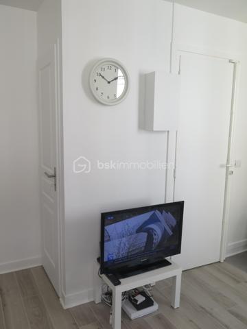Au cœur du recherché quartier Saint-Augustin, studio meublé de 16 m² entièrement rénové, situé au 4ème et dernier étage (sans ascenseur) d'un bel immeuble haussmannien du boulevard Malesherbes. Donnant sur une cour intérieure paisible, il offre un environnement très calme et lumineux en plein Paris.
Emplacement privilégié

Métro Saint-Augustin à 6 min à pied, Gare Saint-Lazare à 9 min
À proximité immédiate des Galeries Lafayette et du Printemps
Accès rapide aux lignes 9, 12, 13, 14, Transilien et RER E

Rénovation complète (2018), mobilier et électroménager récents (2017)
Isolation renforcée : double vitrage neuf + isolation plafond
Immeuble sécurisé

Cuisine équipée, plan de travail granit (induction, hotte, micro-ondes, réfrigérateur)
Lave-linge intégré
Salle d'eau avec WC
Canapé-lit haut de gamme Maison de la Literie (140 x 200) avec matelas confortable
Grand placard penderie, télévision Sony, fibre disponible

Chauffage et eau chaude individuels électriques
DPE : Classe E mais depuis le diagnostic, l'isolation du plafond a été refaite donc une mise à jour sera effectuée. 

Studio libre de locataire ( départ en septembre 2026) , précédemment loué 950 € charges comprises, offrant un excellent rendement dans l'un des secteurs les plus recherchés de Paris.
Idéal pour un pied-à-terre parisien ou un investissement patrimonial

Contactez-moi
Dispo 7/7