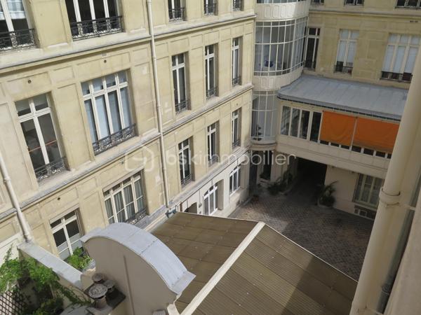 Au cœur du recherché quartier Saint-Augustin, studio meublé de 16 m² entièrement rénové, situé au 4ème et dernier étage (sans ascenseur) d'un bel immeuble haussmannien du boulevard Malesherbes. Donnant sur une cour intérieure paisible, il offre un environnement très calme et lumineux en plein Paris.
Emplacement privilégié

Métro Saint-Augustin à 6 min à pied, Gare Saint-Lazare à 9 min
À proximité immédiate des Galeries Lafayette et du Printemps
Accès rapide aux lignes 9, 12, 13, 14, Transilien et RER E

Rénovation complète (2018), mobilier et électroménager récents (2017)
Isolation renforcée : double vitrage neuf + isolation plafond
Immeuble sécurisé

Cuisine équipée, plan de travail granit (induction, hotte, micro-ondes, réfrigérateur)
Lave-linge intégré
Salle d'eau avec WC
Canapé-lit haut de gamme Maison de la Literie (140 x 200) avec matelas confortable
Grand placard penderie, télévision Sony, fibre disponible

Chauffage et eau chaude individuels électriques
DPE : Classe E mais depuis le diagnostic, l'isolation du plafond a été refaite donc une mise à jour sera effectuée. 

Studio libre de locataire ( départ en septembre 2026) , précédemment loué 950 € charges comprises, offrant un excellent rendement dans l'un des secteurs les plus recherchés de Paris.
Idéal pour un pied-à-terre parisien ou un investissement patrimonial

Contactez-moi
Dispo 7/7
