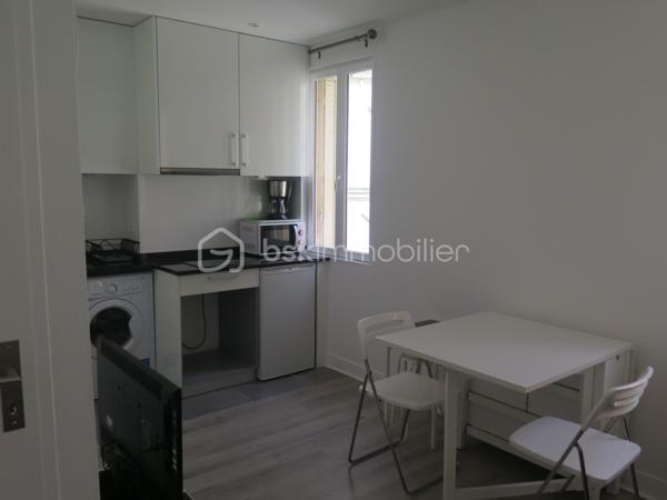 Au cœur du recherché quartier Saint-Augustin, studio meublé de 16 m² entièrement rénové, situé au 4ème et dernier étage (sans ascenseur) d'un bel immeuble haussmannien du boulevard Malesherbes. Donnant sur une cour intérieure paisible, il offre un environnement très calme et lumineux en plein Paris.
Emplacement privilégié

Métro Saint-Augustin à 6 min à pied, Gare Saint-Lazare à 9 min
À proximité immédiate des Galeries Lafayette et du Printemps
Accès rapide aux lignes 9, 12, 13, 14, Transilien et RER E

Rénovation complète (2018), mobilier et électroménager récents (2017)
Isolation renforcée : double vitrage neuf + isolation plafond
Immeuble sécurisé

Cuisine équipée, plan de travail granit (induction, hotte, micro-ondes, réfrigérateur)
Lave-linge intégré
Salle d'eau avec WC
Canapé-lit haut de gamme Maison de la Literie (140 x 200) avec matelas confortable
Grand placard penderie, télévision Sony, fibre disponible

Chauffage et eau chaude individuels électriques
DPE : Classe E mais depuis le diagnostic, l'isolation du plafond a été refaite donc une mise à jour sera effectuée. 

Studio libre de locataire ( départ en septembre 2026) , précédemment loué 950 € charges comprises, offrant un excellent rendement dans l'un des secteurs les plus recherchés de Paris.
Idéal pour un pied-à-terre parisien ou un investissement patrimonial

Contactez-moi
Dispo 7/7