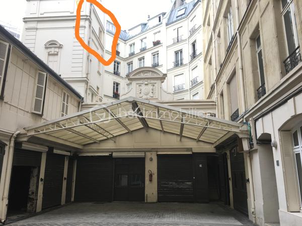 Au cœur du recherché quartier Saint-Augustin, studio meublé de 16 m² entièrement rénové, situé au 4ème et dernier étage (sans ascenseur) d'un bel immeuble haussmannien du boulevard Malesherbes. Donnant sur une cour intérieure paisible, il offre un environnement très calme et lumineux en plein Paris.
Emplacement privilégié

Métro Saint-Augustin à 6 min à pied, Gare Saint-Lazare à 9 min
À proximité immédiate des Galeries Lafayette et du Printemps
Accès rapide aux lignes 9, 12, 13, 14, Transilien et RER E

Rénovation complète (2018), mobilier et électroménager récents (2017)
Isolation renforcée : double vitrage neuf + isolation plafond
Immeuble sécurisé

Cuisine équipée, plan de travail granit (induction, hotte, micro-ondes, réfrigérateur)
Lave-linge intégré
Salle d'eau avec WC
Canapé-lit haut de gamme Maison de la Literie (140 x 200) avec matelas confortable
Grand placard penderie, télévision Sony, fibre disponible

Chauffage et eau chaude individuels électriques
DPE : Classe E mais depuis le diagnostic, l'isolation du plafond a été refaite donc une mise à jour sera effectuée. 

Studio libre de locataire ( départ en septembre 2026) , précédemment loué 950 € charges comprises, offrant un excellent rendement dans l'un des secteurs les plus recherchés de Paris.
Idéal pour un pied-à-terre parisien ou un investissement patrimonial

Contactez-moi
Dispo 7/7