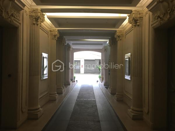 Au cœur du recherché quartier Saint-Augustin, studio meublé de 16 m² entièrement rénové, situé au 4ème et dernier étage (sans ascenseur) d'un bel immeuble haussmannien du boulevard Malesherbes. Donnant sur une cour intérieure paisible, il offre un environnement très calme et lumineux en plein Paris.
Emplacement privilégié

Métro Saint-Augustin à 6 min à pied, Gare Saint-Lazare à 9 min
À proximité immédiate des Galeries Lafayette et du Printemps
Accès rapide aux lignes 9, 12, 13, 14, Transilien et RER E

Rénovation complète (2018), mobilier et électroménager récents (2017)
Isolation renforcée : double vitrage neuf + isolation plafond
Immeuble sécurisé

Cuisine équipée, plan de travail granit (induction, hotte, micro-ondes, réfrigérateur)
Lave-linge intégré
Salle d'eau avec WC
Canapé-lit haut de gamme Maison de la Literie (140 x 200) avec matelas confortable
Grand placard penderie, télévision Sony, fibre disponible

Chauffage et eau chaude individuels électriques
DPE : Classe E mais depuis le diagnostic, l'isolation du plafond a été refaite donc une mise à jour sera effectuée. 

Studio libre de locataire ( départ en septembre 2026) , précédemment loué 950 € charges comprises, offrant un excellent rendement dans l'un des secteurs les plus recherchés de Paris.
Idéal pour un pied-à-terre parisien ou un investissement patrimonial

Contactez-moi
Dispo 7/7