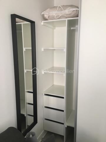 Au cœur du recherché quartier Saint-Augustin, studio meublé de 16 m² entièrement rénové, situé au 4ème et dernier étage (sans ascenseur) d'un bel immeuble haussmannien du boulevard Malesherbes. Donnant sur une cour intérieure paisible, il offre un environnement très calme et lumineux en plein Paris.
Emplacement privilégié

Métro Saint-Augustin à 6 min à pied, Gare Saint-Lazare à 9 min
À proximité immédiate des Galeries Lafayette et du Printemps
Accès rapide aux lignes 9, 12, 13, 14, Transilien et RER E

Rénovation complète (2018), mobilier et électroménager récents (2017)
Isolation renforcée : double vitrage neuf + isolation plafond
Immeuble sécurisé

Cuisine équipée, plan de travail granit (induction, hotte, micro-ondes, réfrigérateur)
Lave-linge intégré
Salle d'eau avec WC
Canapé-lit haut de gamme Maison de la Literie (140 x 200) avec matelas confortable
Grand placard penderie, télévision Sony, fibre disponible

Chauffage et eau chaude individuels électriques
DPE : Classe E mais depuis le diagnostic, l'isolation du plafond a été refaite donc une mise à jour sera effectuée. 

Studio libre de locataire ( départ en septembre 2026) , précédemment loué 950 € charges comprises, offrant un excellent rendement dans l'un des secteurs les plus recherchés de Paris.
Idéal pour un pied-à-terre parisien ou un investissement patrimonial

Contactez-moi
Dispo 7/7
