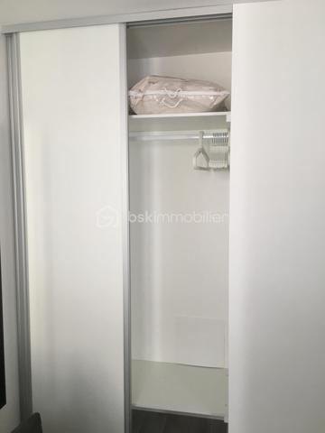 Au cœur du recherché quartier Saint-Augustin, studio meublé de 16 m² entièrement rénové, situé au 4ème et dernier étage (sans ascenseur) d'un bel immeuble haussmannien du boulevard Malesherbes. Donnant sur une cour intérieure paisible, il offre un environnement très calme et lumineux en plein Paris.
Emplacement privilégié

Métro Saint-Augustin à 6 min à pied, Gare Saint-Lazare à 9 min
À proximité immédiate des Galeries Lafayette et du Printemps
Accès rapide aux lignes 9, 12, 13, 14, Transilien et RER E

Rénovation complète (2018), mobilier et électroménager récents (2017)
Isolation renforcée : double vitrage neuf + isolation plafond
Immeuble sécurisé

Cuisine équipée, plan de travail granit (induction, hotte, micro-ondes, réfrigérateur)
Lave-linge intégré
Salle d'eau avec WC
Canapé-lit haut de gamme Maison de la Literie (140 x 200) avec matelas confortable
Grand placard penderie, télévision Sony, fibre disponible

Chauffage et eau chaude individuels électriques
DPE : Classe E mais depuis le diagnostic, l'isolation du plafond a été refaite donc une mise à jour sera effectuée. 

Studio libre de locataire ( départ en septembre 2026) , précédemment loué 950 € charges comprises, offrant un excellent rendement dans l'un des secteurs les plus recherchés de Paris.
Idéal pour un pied-à-terre parisien ou un investissement patrimonial

Contactez-moi
Dispo 7/7