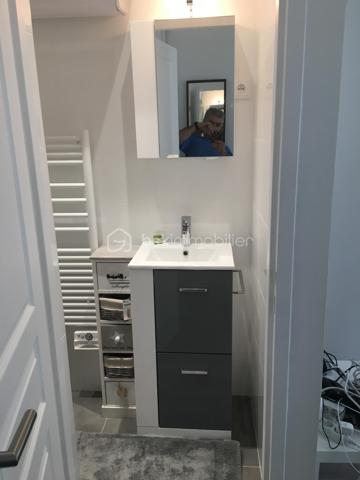 Au cœur du recherché quartier Saint-Augustin, studio meublé de 16 m² entièrement rénové, situé au 4ème et dernier étage (sans ascenseur) d'un bel immeuble haussmannien du boulevard Malesherbes. Donnant sur une cour intérieure paisible, il offre un environnement très calme et lumineux en plein Paris.
Emplacement privilégié

Métro Saint-Augustin à 6 min à pied, Gare Saint-Lazare à 9 min
À proximité immédiate des Galeries Lafayette et du Printemps
Accès rapide aux lignes 9, 12, 13, 14, Transilien et RER E

Rénovation complète (2018), mobilier et électroménager récents (2017)
Isolation renforcée : double vitrage neuf + isolation plafond
Immeuble sécurisé

Cuisine équipée, plan de travail granit (induction, hotte, micro-ondes, réfrigérateur)
Lave-linge intégré
Salle d'eau avec WC
Canapé-lit haut de gamme Maison de la Literie (140 x 200) avec matelas confortable
Grand placard penderie, télévision Sony, fibre disponible

Chauffage et eau chaude individuels électriques
DPE : Classe E mais depuis le diagnostic, l'isolation du plafond a été refaite donc une mise à jour sera effectuée. 

Studio libre de locataire ( départ en septembre 2026) , précédemment loué 950 € charges comprises, offrant un excellent rendement dans l'un des secteurs les plus recherchés de Paris.
Idéal pour un pied-à-terre parisien ou un investissement patrimonial

Contactez-moi
Dispo 7/7